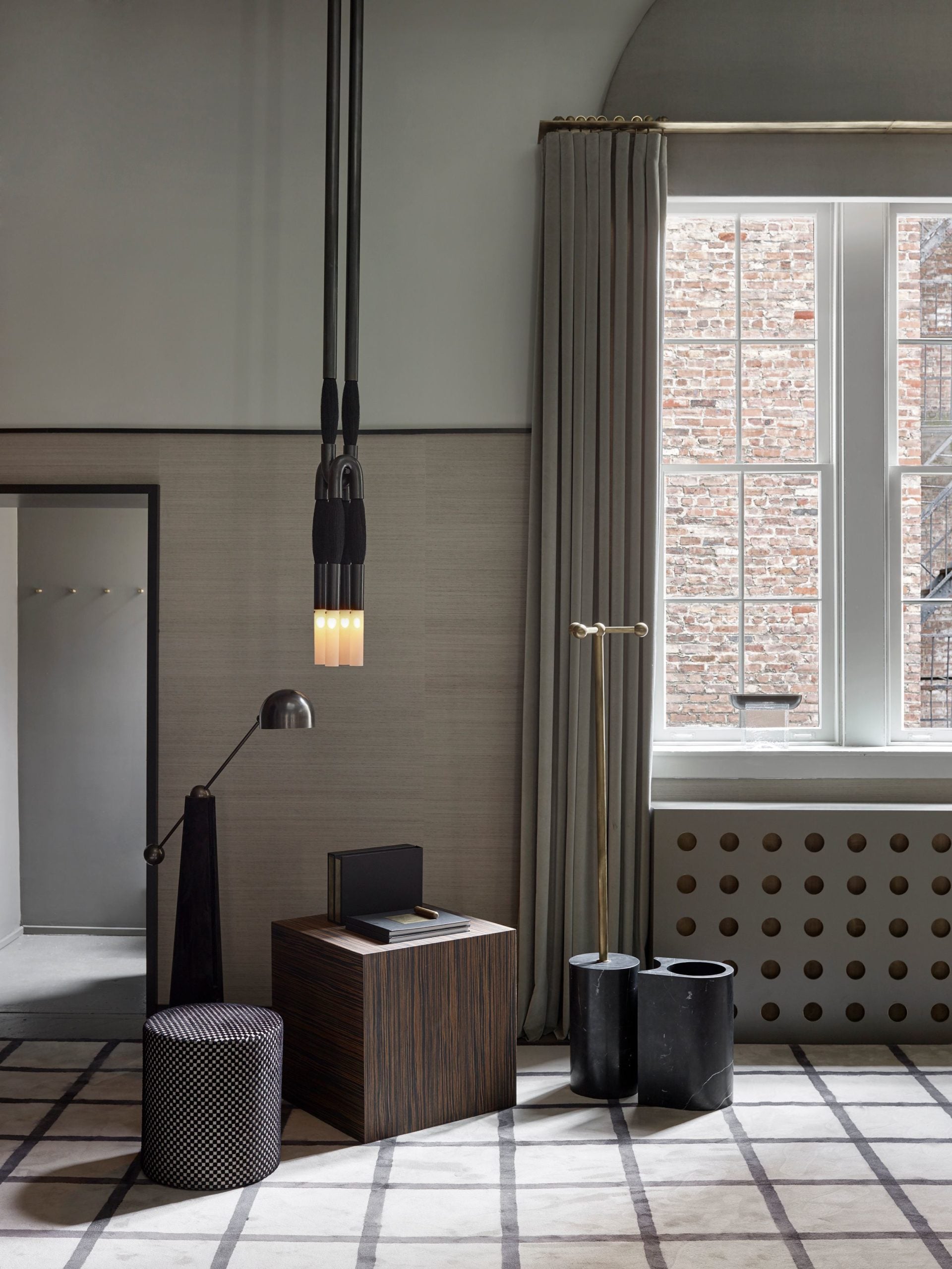 https://cdn.shopify.com/s/files/1/0778/2046/1351/files/HorsehairPendantLight_2.jpg?v=1748938779